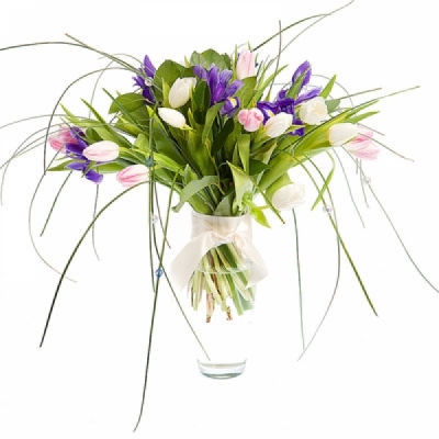 Мгновенья нежности Нежный букет из бело-розовых тюльпанов и синих ирисов. Бело-розовые тюльпаны, синие ирисы.