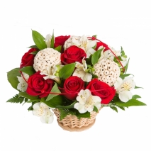 Красные розы и белые альстромерии в корзине с зеленью и шариками ротанга